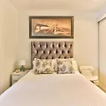 Urban Oasis Suite- Modern Comfort Meets Hotel Lux