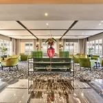 Urban Oasis Suite- Modern Comfort Meets Hotel Lux