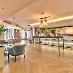 Urban Oasis Suite- Modern Comfort Meets Hotel Lux